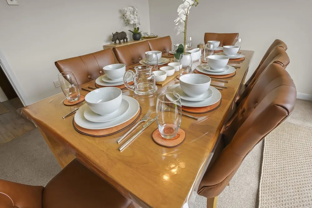 House - Sleeps 6 & Free Parking