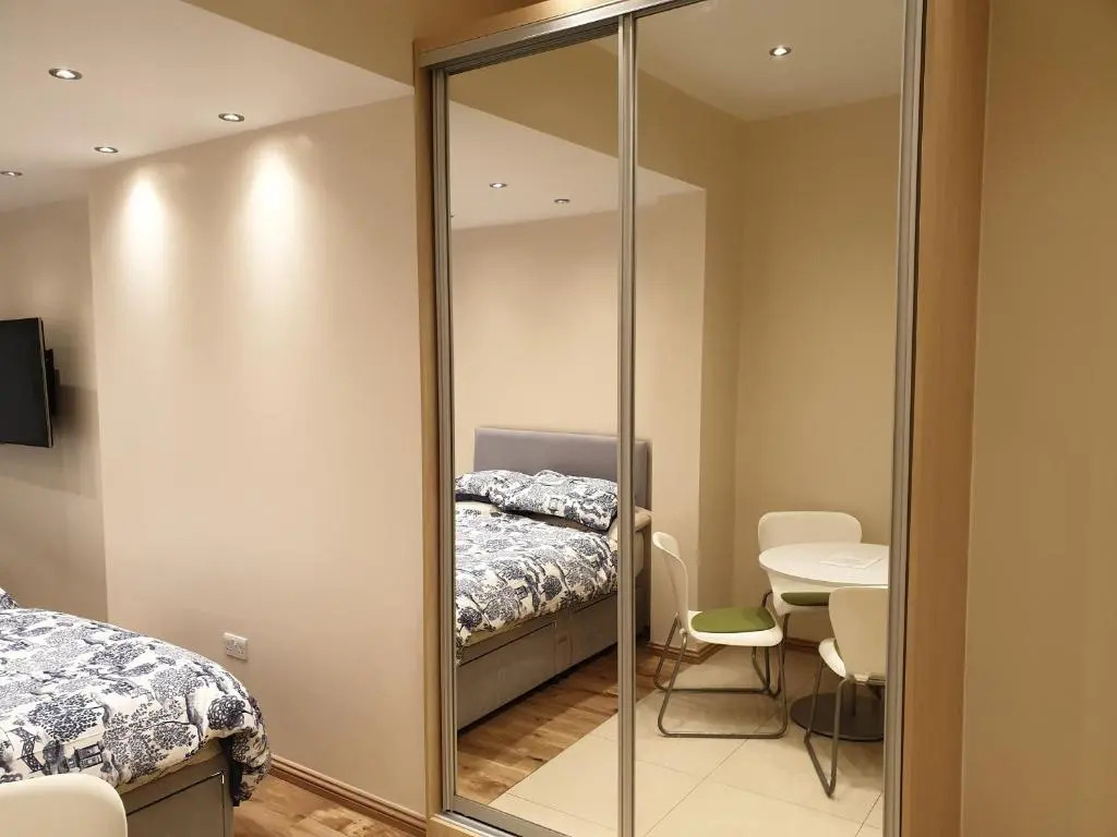 London Luxury Apartments 4 min walk from Ilford Station, with FREE PARKING FREE WIFI