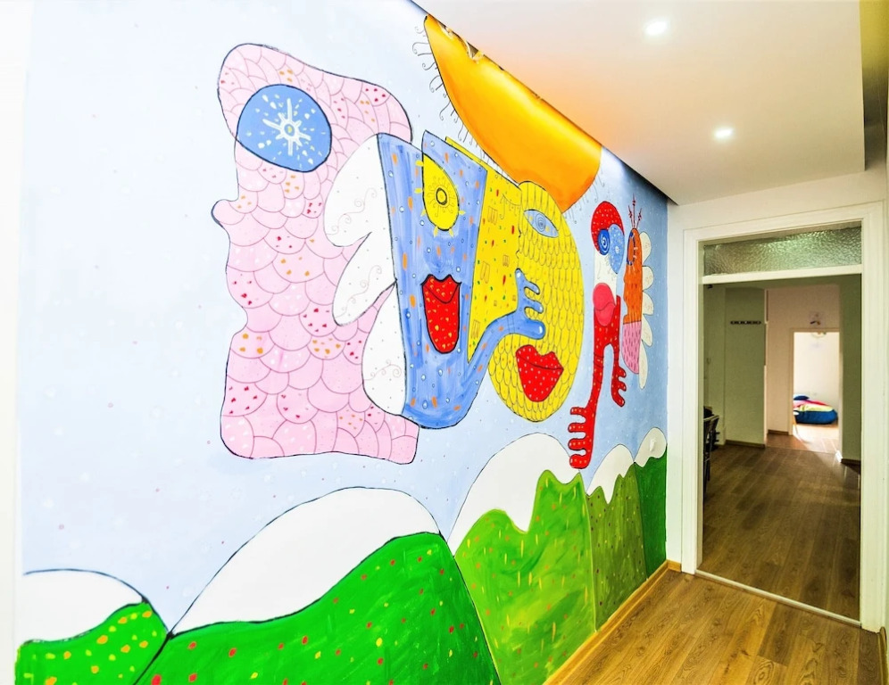 Funky Room for 4- Artistic Guesthouse-main Street!