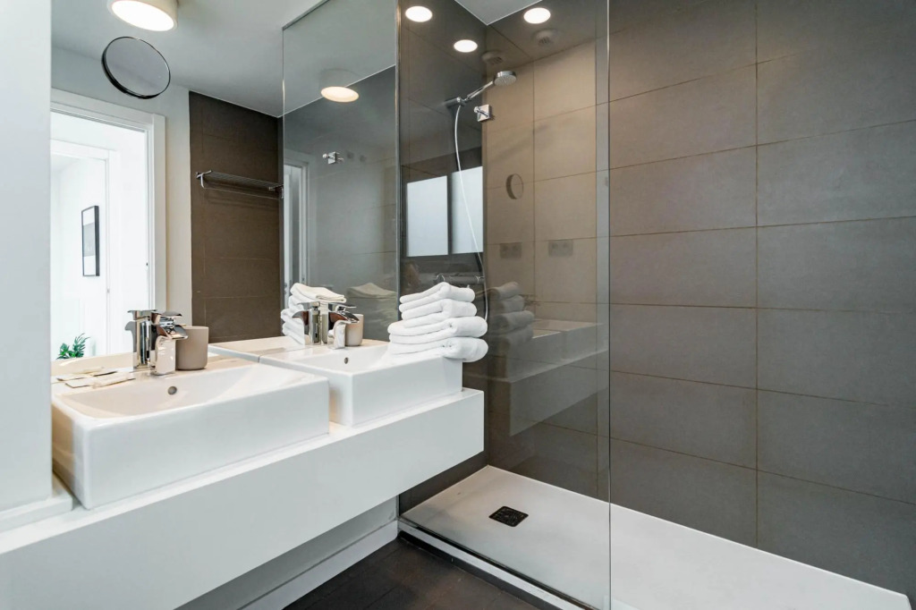 LMT46- Spacious townhouse modern style