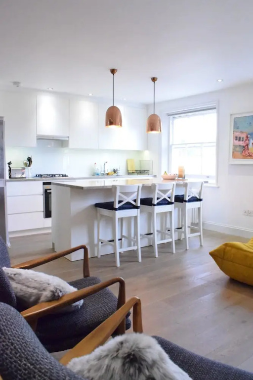 Modern 1 Bedroom Apartment in Victoria