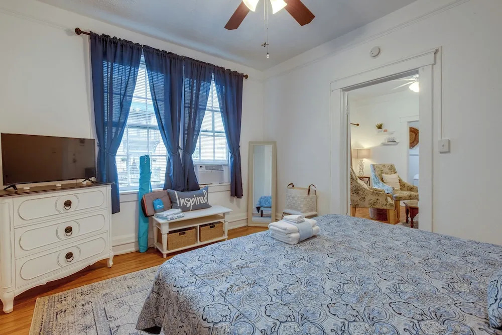 Walkable Savannah Escape in Historic District!
