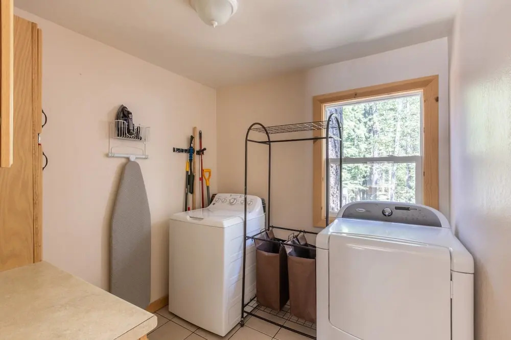 Sweet Pine Deck + Hot Tub, Cozy Modern Interior Close to Ski Resort!