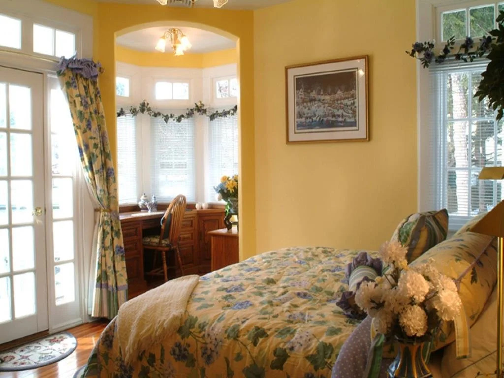 Lake George Boathouse Waterfront Lodging