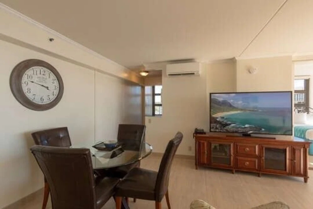 37th Floor Condo with Sweeping Ocean Views & Free parking!