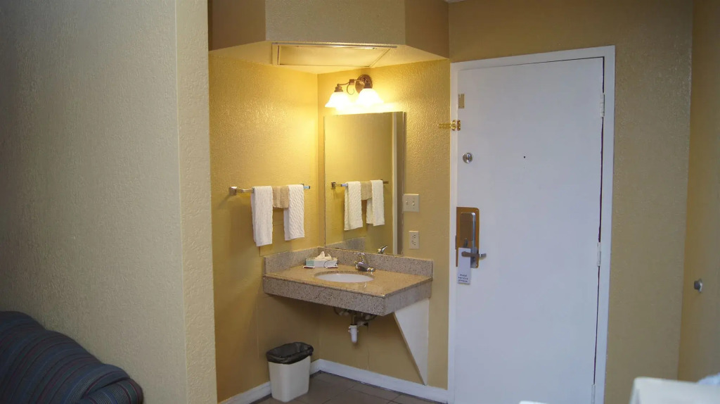 Holiday Lodge & Suites