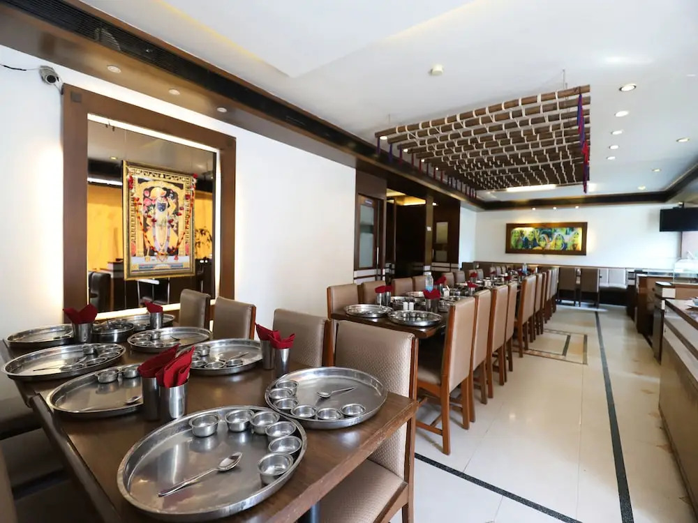 OYO 9677 Hotel Surya