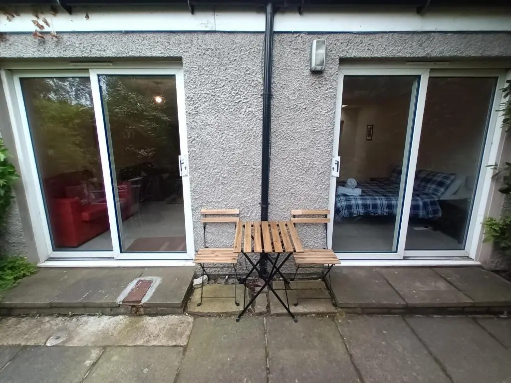 Central Modern Apartment with Free Parking And Private Garden
