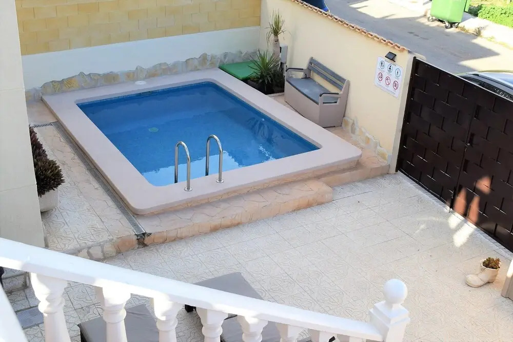 Upper floor Apartment semi-private pool