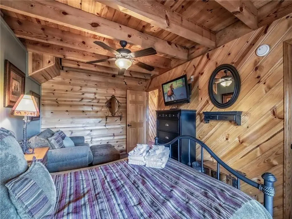 La Posada de Ponder - Four Bedroom Cabin with Hot Tub
