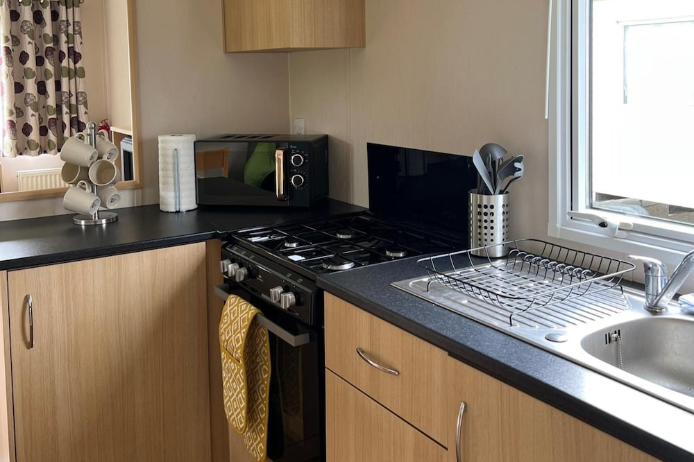 Cabin - Sleeps 6 - Beach 10 Minutes Drive