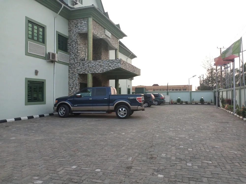 Dionzec Hotel & Suites
