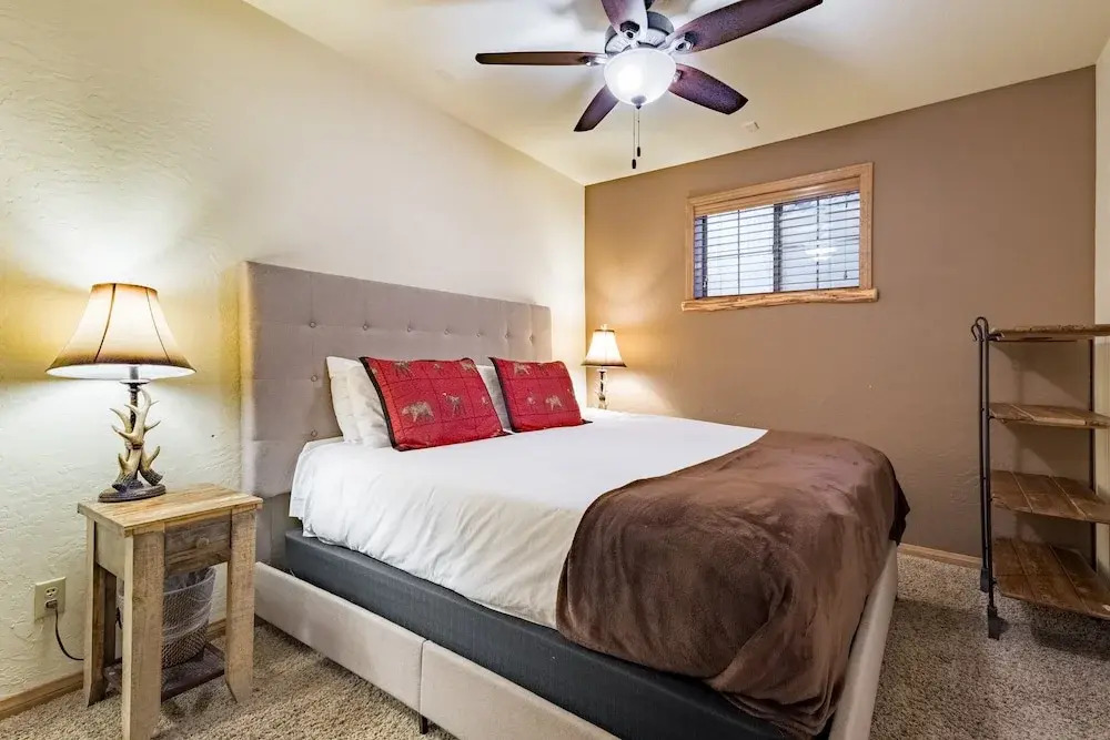 Water's Edge Estate by Avantstay Large Lakefront Cabin w/ Dock and Hot Tub