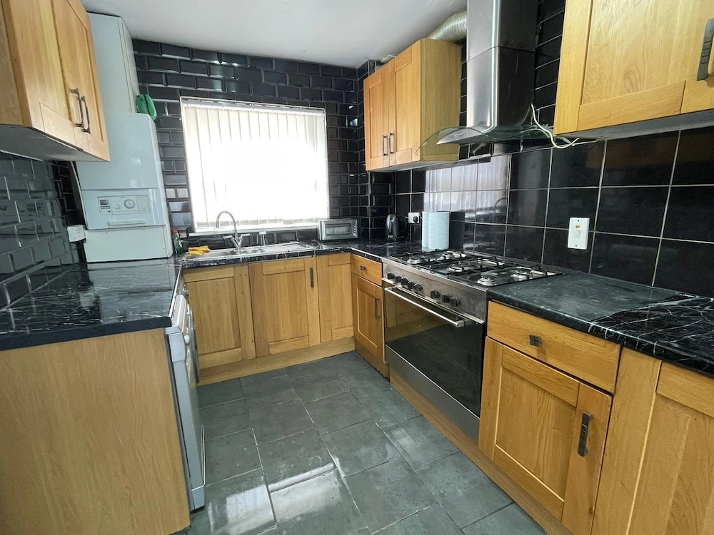 New! 4 Bedroom London House With Garden and Lawn