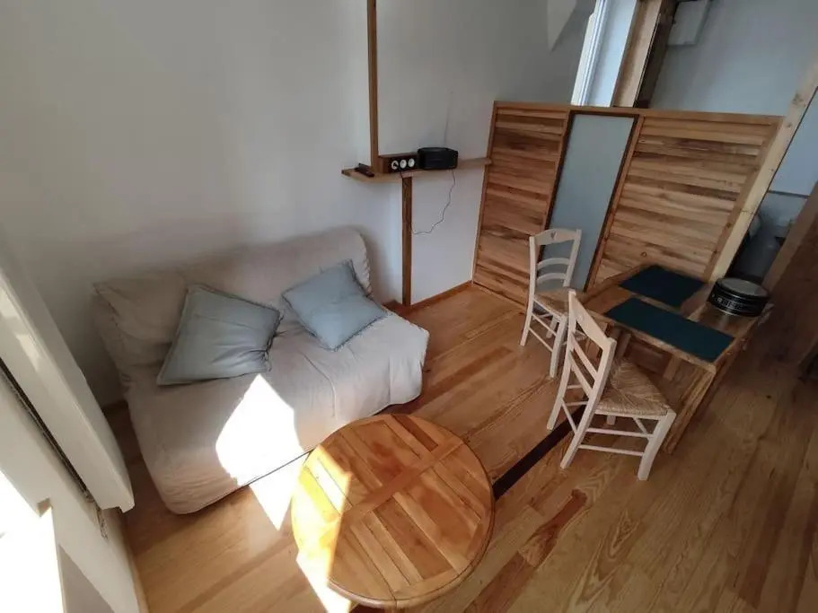 Studio sympa avec petit déjeuner entre canal et Loire