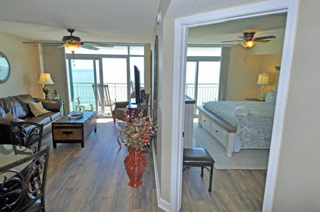 Oceanfront Well Maintained, Walk to Boardwalk, Beach Bars, 902