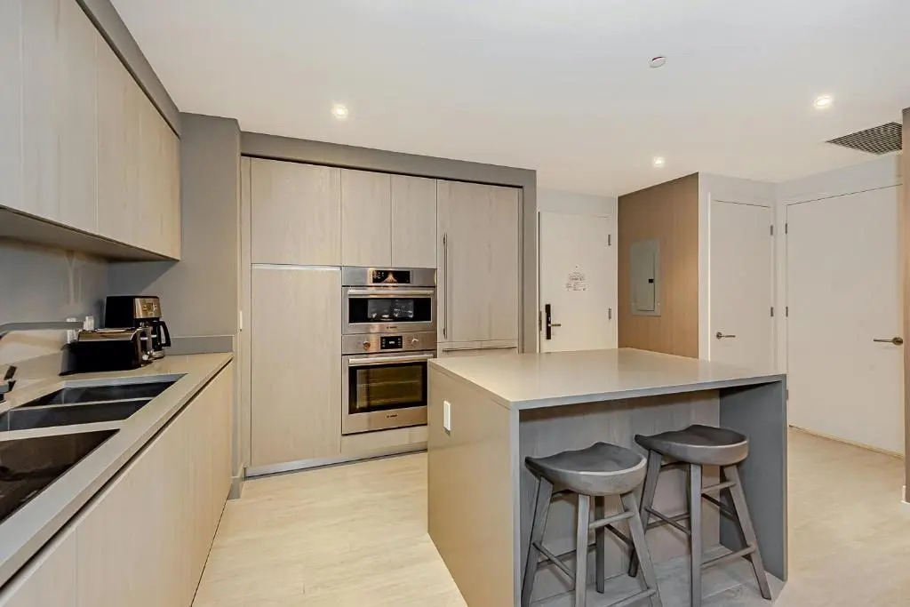 5 * Front OCEAN View - 34th TOP FLOOR: Brand New 2BR