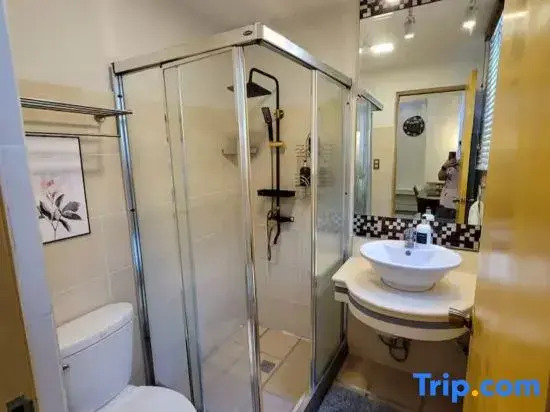Stunning Suite 10 Steps from Eastwood Mall