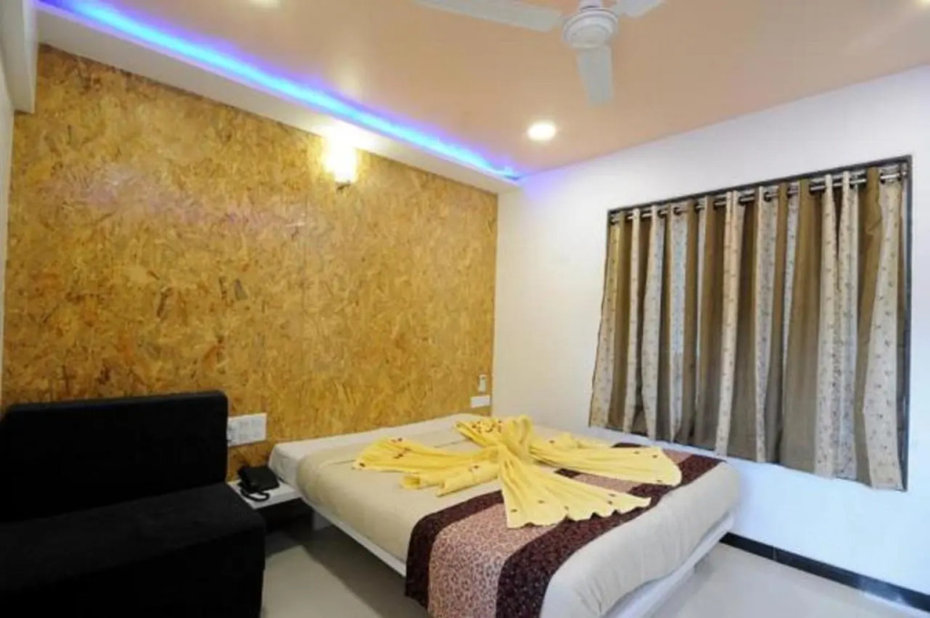 Hotel Vyankatesh & Pure Veg Restaurant