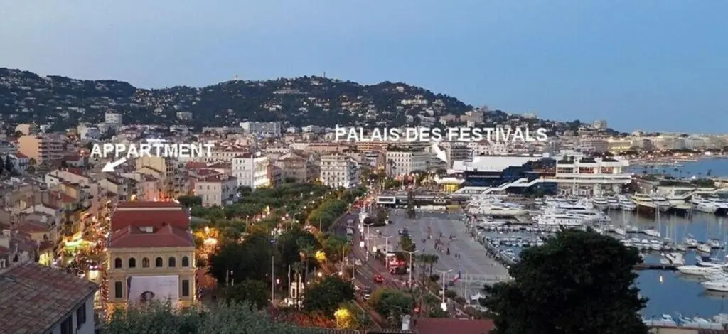 Felix Faure 1mn walking to le Palais 6 people