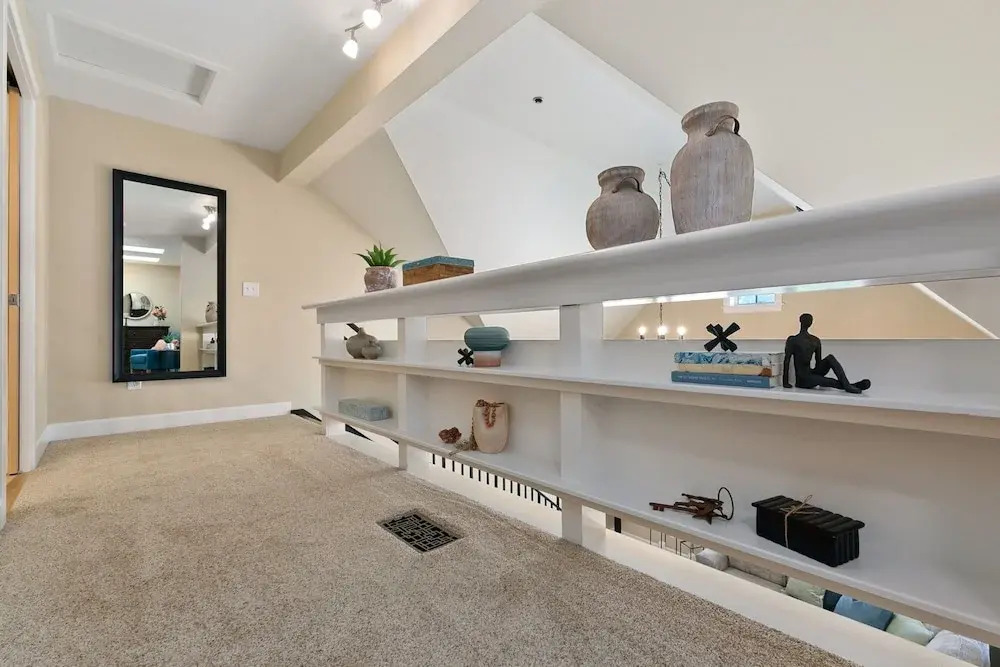 Royal Perch - Loft With King Suite + Vaulted Ceilings