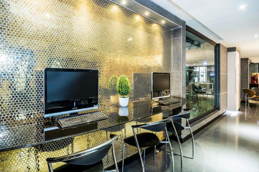 Lloyds Apartasuites Parque 93