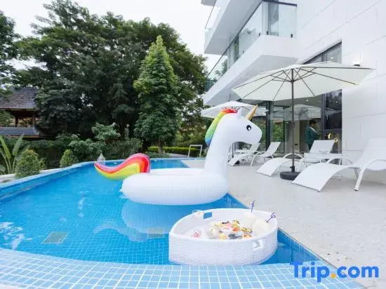 Xishuangbanna Qixuju Yishu Resort Hotel