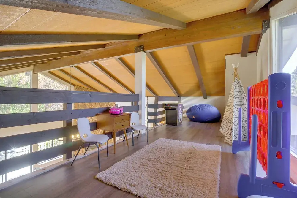 3 Mi to Slopes! Big Bear Mtn Getaway w/ Hot Tub