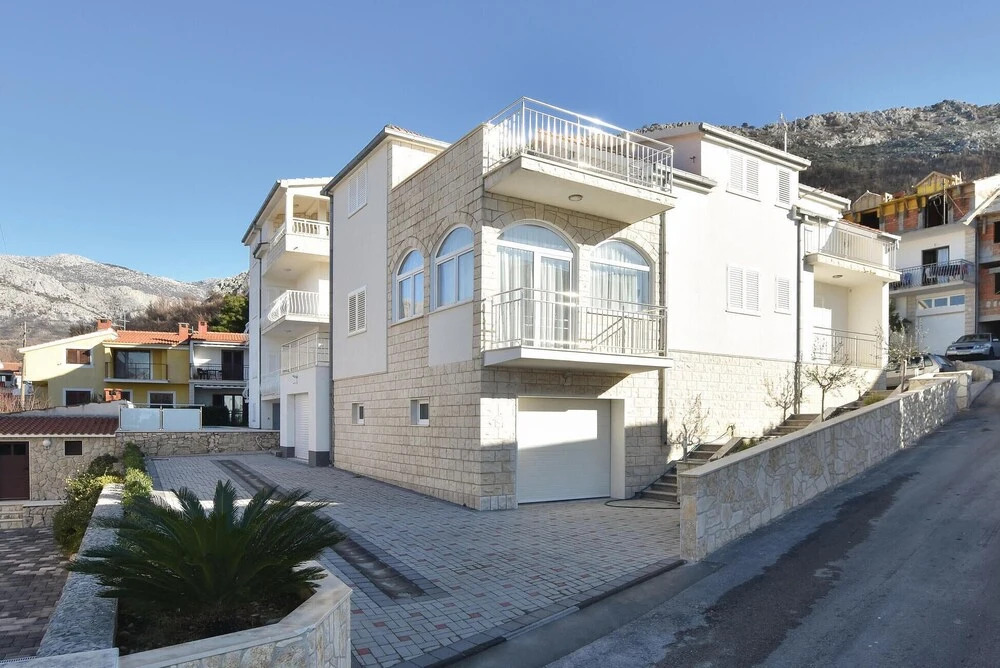Nice Home in Podstrana With Wifi and 4 Bedrooms