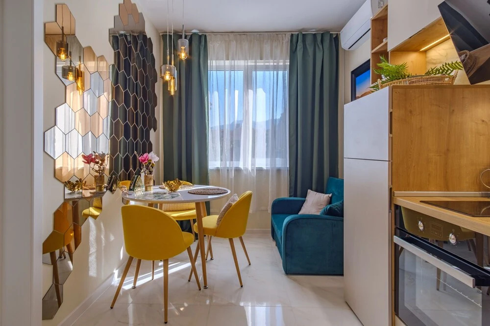 FM Deluxe 2-BDR Apartment - Springtime
