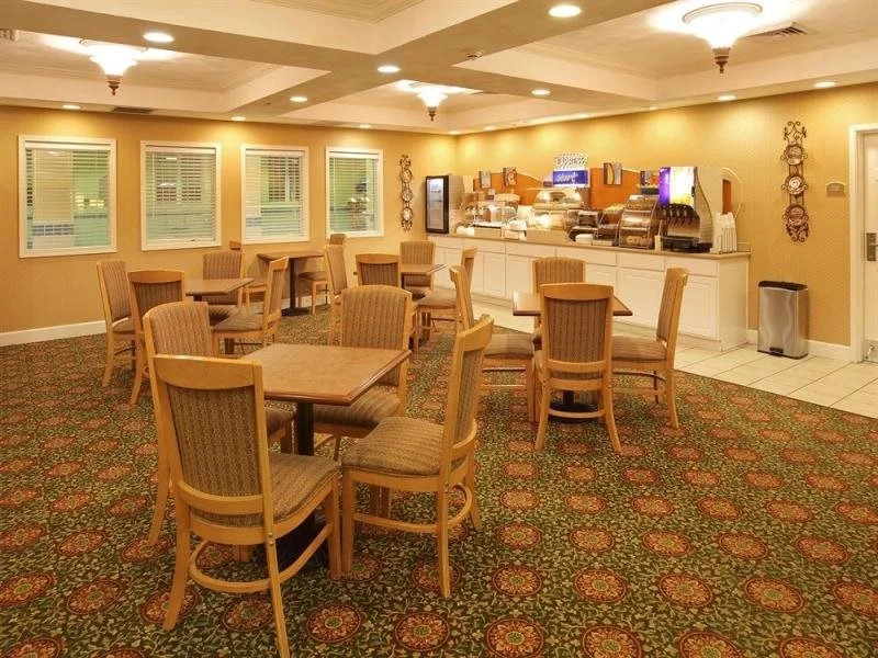 Holiday Inn Express Hotel & Suites MAGNOLIA-LAKE COLUMBIA