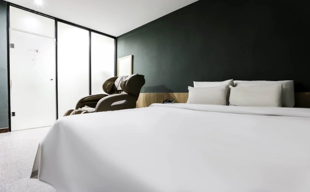 Iris Hotel