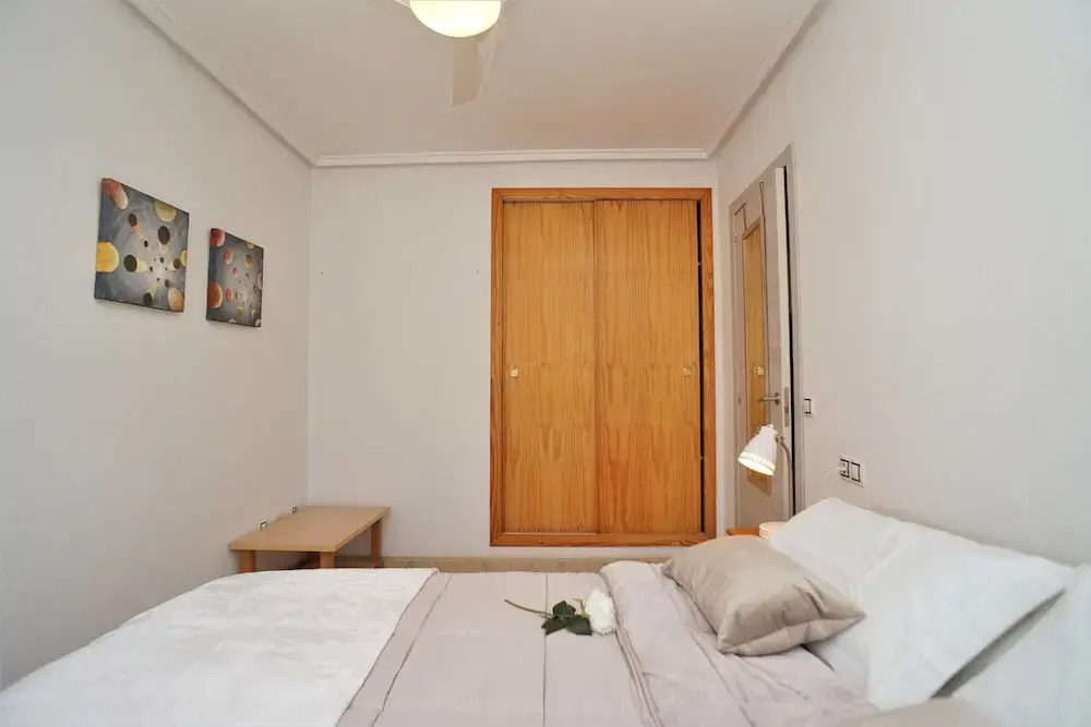 7 Mins From The Beach, Shared Pool Free Wifi