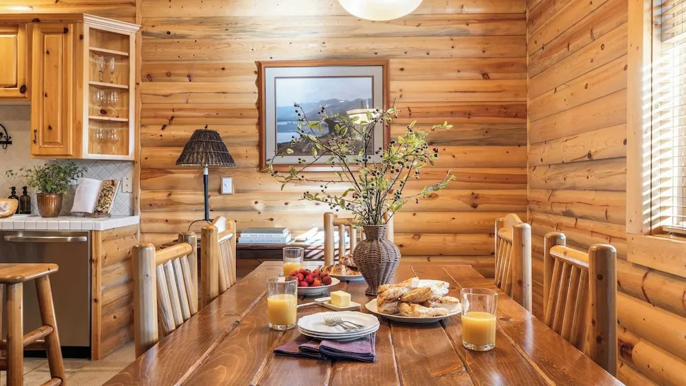 Mountain Charm, Stone Fireplace, Chef's Kitchen, & Balcony Cedar Ridge by Avantstay