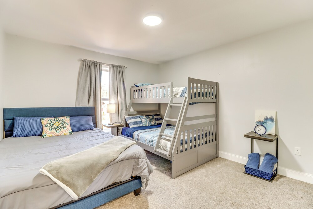 Hot Tub & Fire Pit: Family Home in Tobyhanna