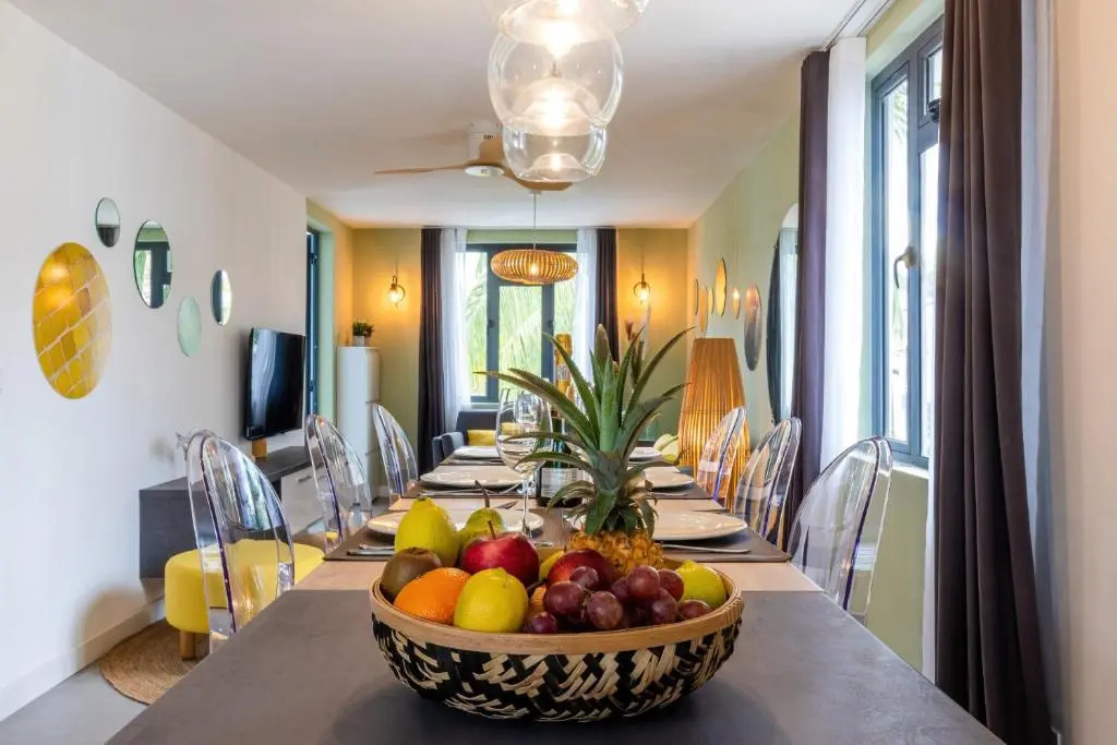 Les Cerisiers Beach Residence, Cosy and Modern 3 bedroom apartment located 50 metres from the beach and from all amenities and restaurants on the coastal road