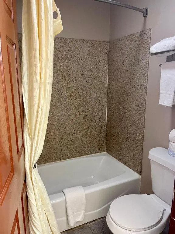 Airport Inn And Suites