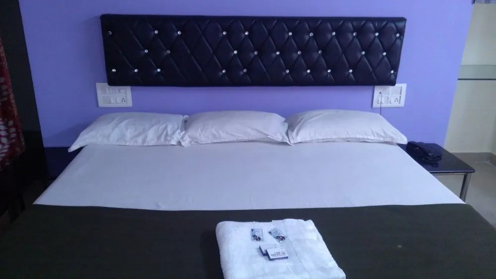 Iroomz Hotel New SS INN