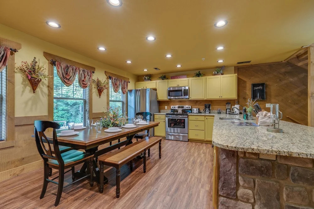 Swimmin in the Smokies - Six Bedroom Chalet
