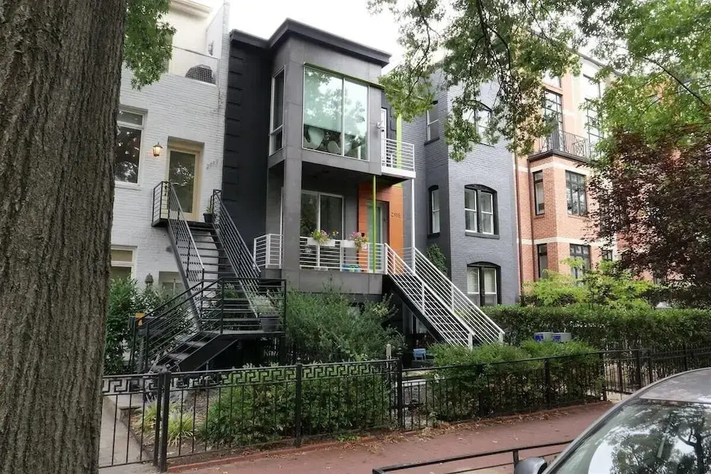 Pop Art Chic! Stunning Shaw - U Street Apartment