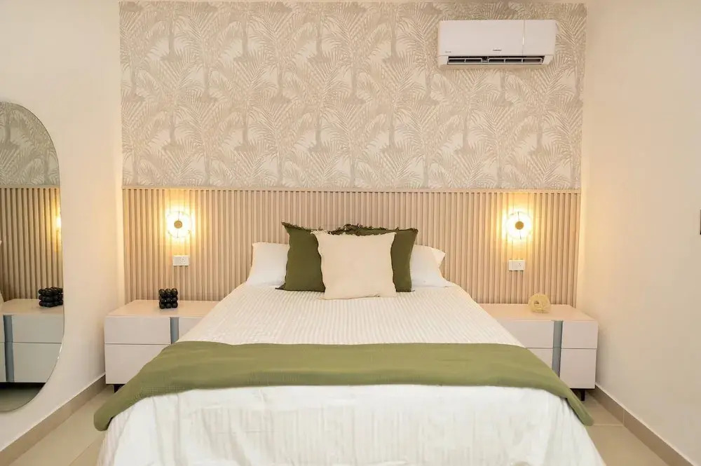 Dream Stay - Pool & Gym - 10min Airport & Homs