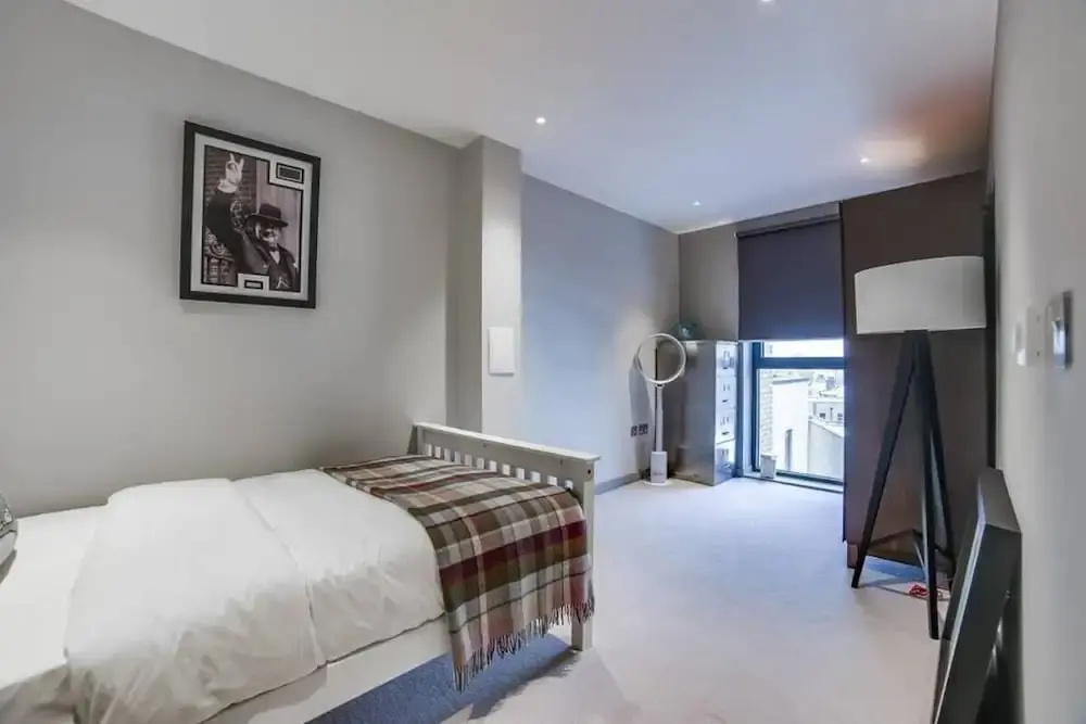 Modern 2bed W/balcony Sleeps 6 in Hackney