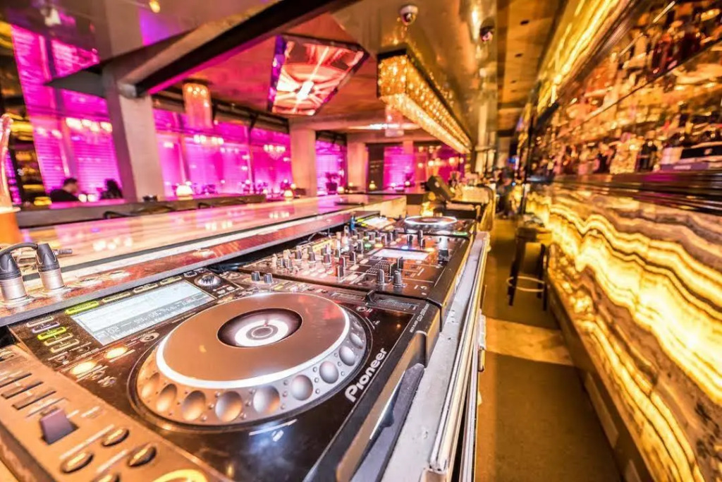 Rocks Hotel & Casino