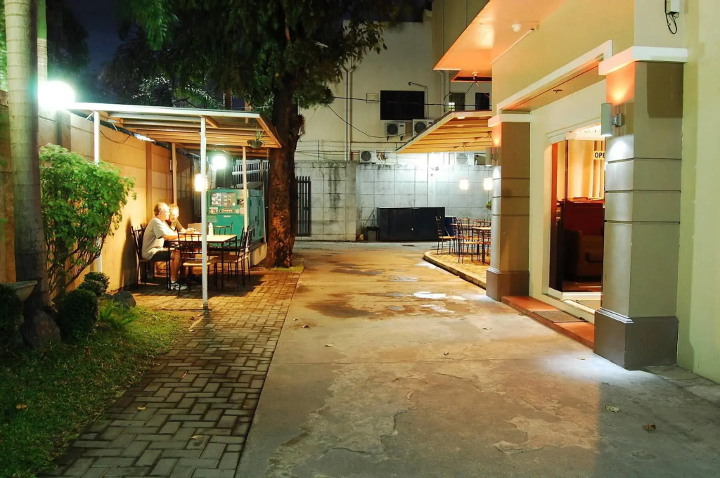 Rumi Apartelle Hotel