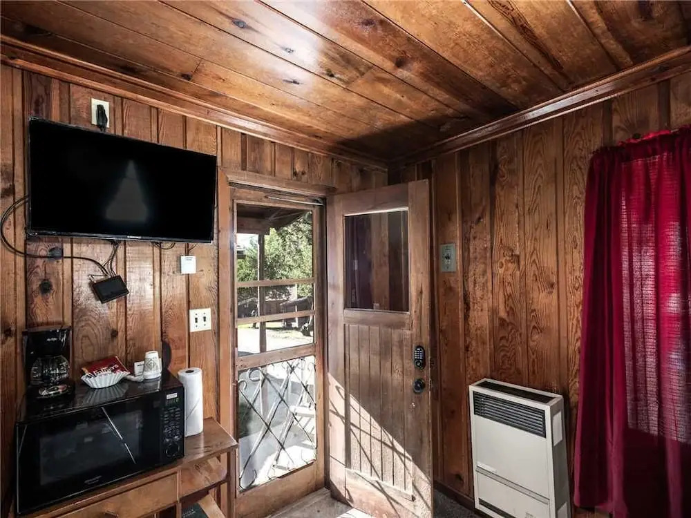 Apache Village Cabinette 15, Queen Bed, Midtown, Sleeps 2