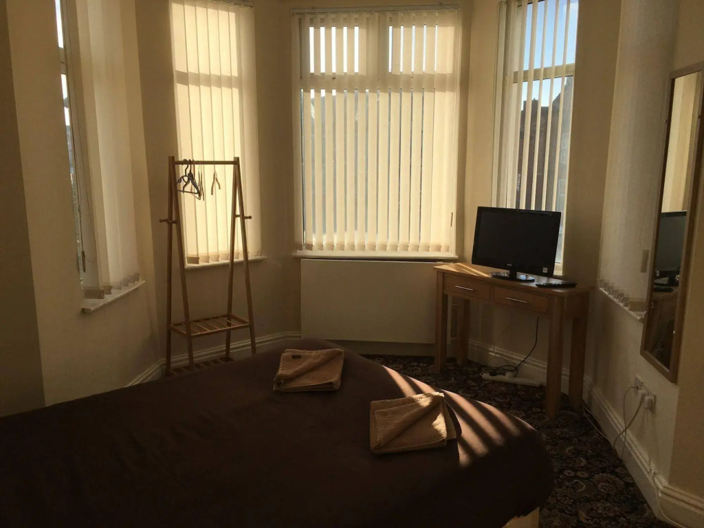 Castle Lodge Guest House 86-88 Sheil Rd L6 3AF