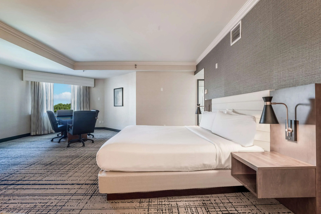 DoubleTree by Hilton South Charlotte Tyvola