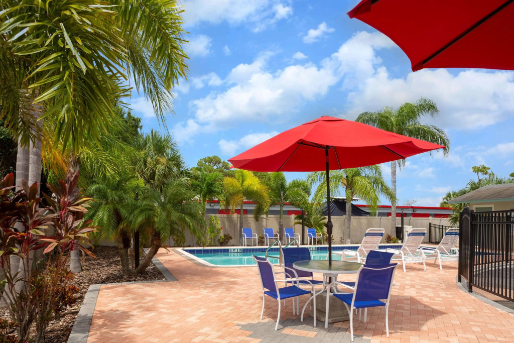Super 8 by Wyndham Bradenton Sarasota Area