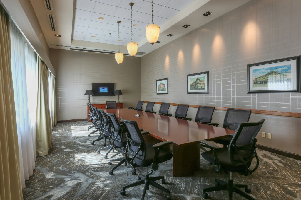 DoubleTree by Hilton Bay City - Riverfront