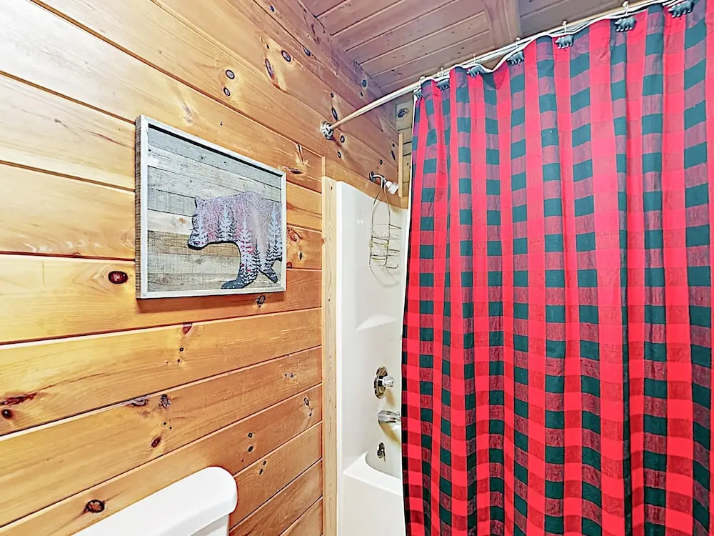 Updated Parkway Retreat W/ Hot Tub & Game Room 3 Bedroom Cabin